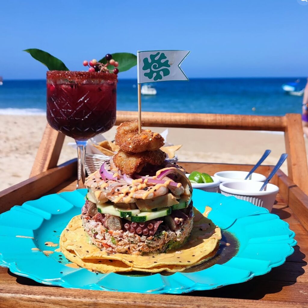 Gastronomía en Costalegre: De palapas locales a cenas gourmet